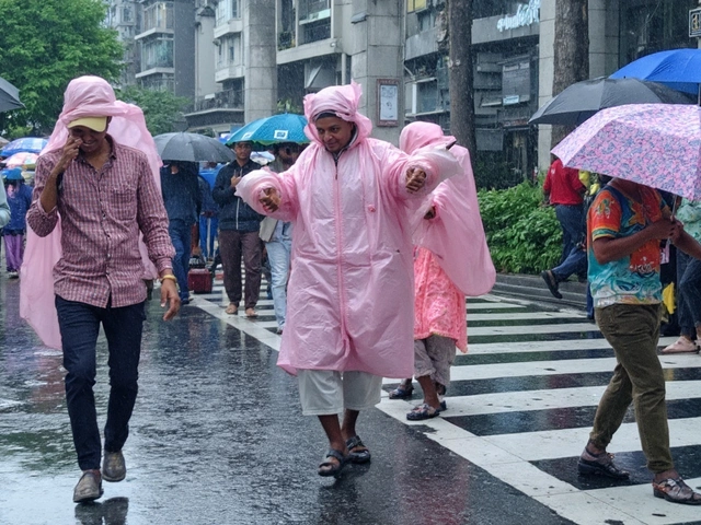Uttar Pradesh Heatwave: Rain and Thunderstorms Offer Brief Relief Before Scorching Temperatures Return